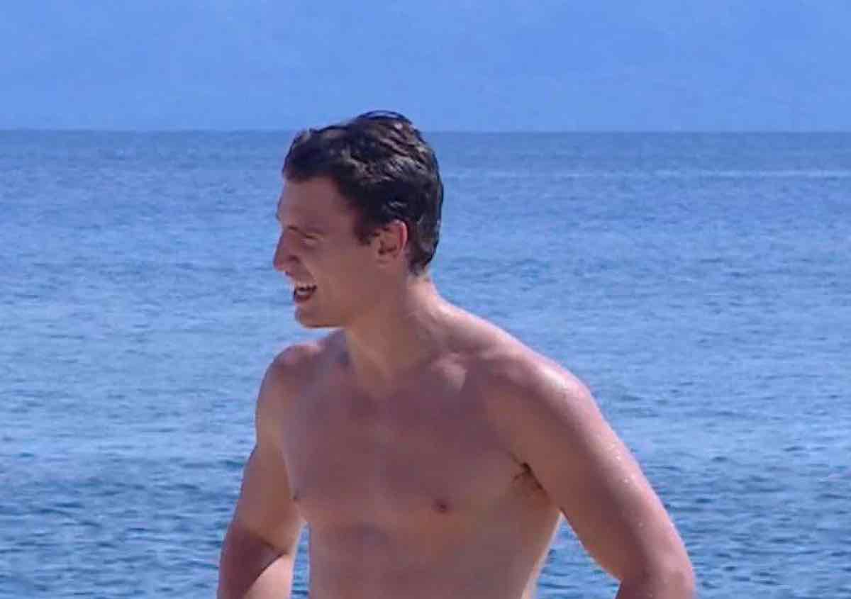 Gennaro Auletto nud0 all'isola dei famosi, costume attillato