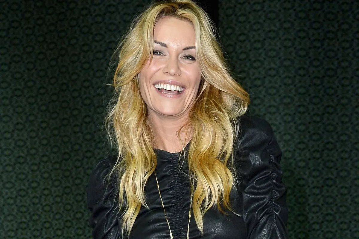 Elenoire Casalegno sorridente con capelli biondi: eleganza e carisma in un unico scatto