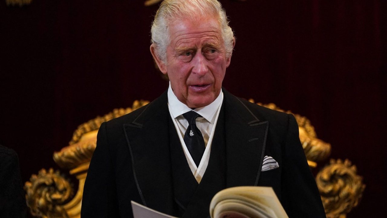 Cosa c'è scritto sul biglietto del re Carlo lasciato sulla bara della Regina Elisabetta?