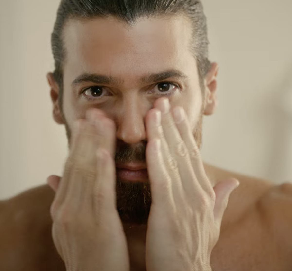 Can Yaman manda in estasi le fan con questo nuovo video beauty