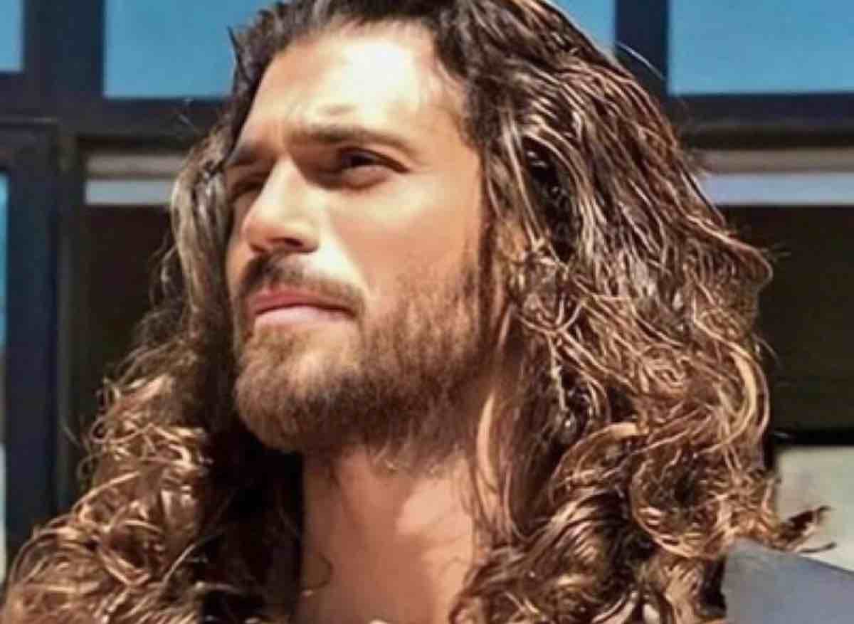 Can Yaman e la sua beauty routine: le donne lo amano e gli uomini lo invidiano