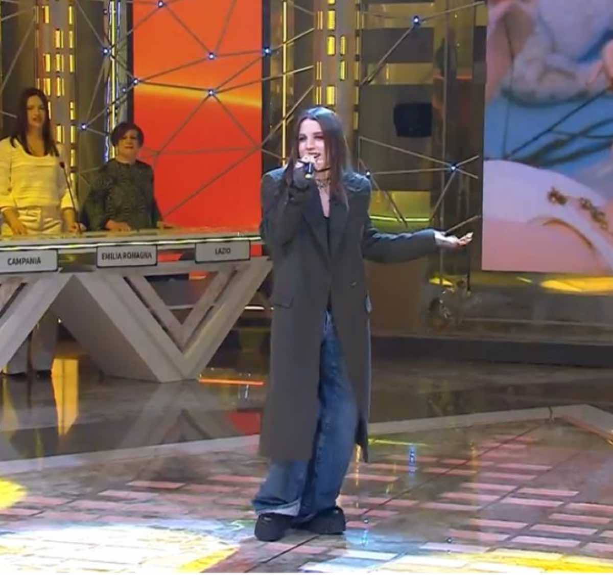 Angelina Mango dopo Sanremo vince anche nello stile nuovo outift in Tv