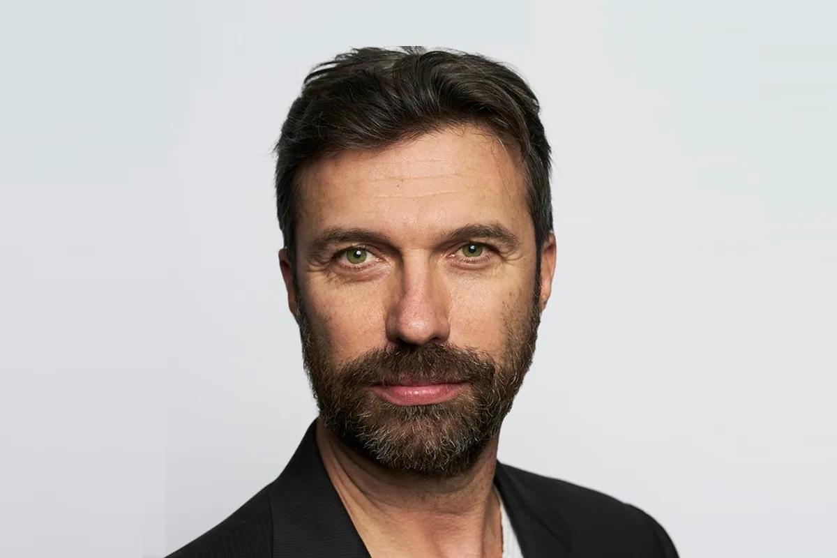 Retrato de Matteo Civaschi, Diretor de Marketing da Rexer, com expressão séria e fundo neutro.