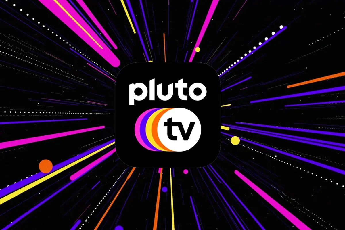 Logo di Pluto TV al centro con sfondo nero dinamico decorato da linee colorate in movimento nei toni del viola, rosa, giallo e arancione