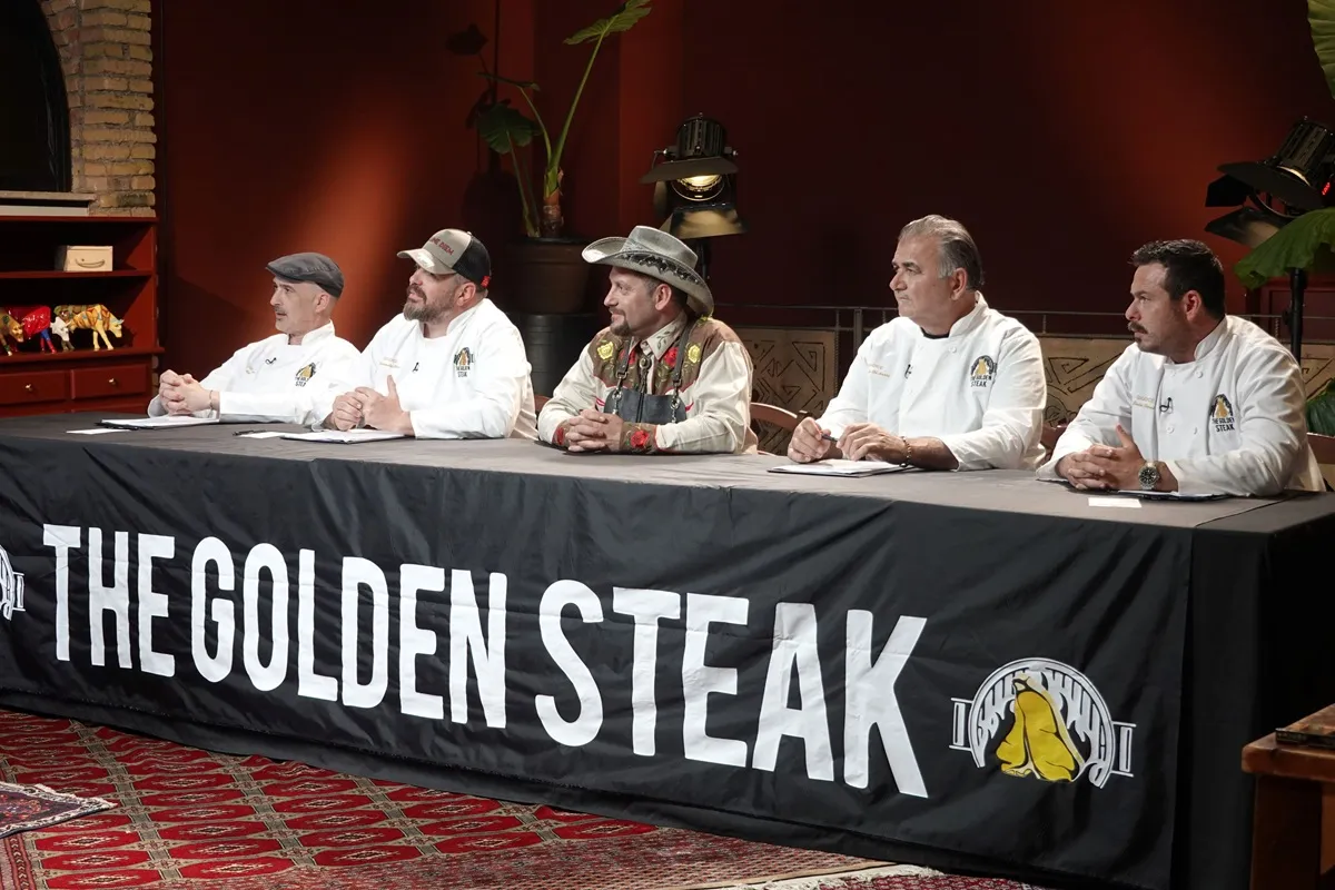 I giurati di The Golden Steak al tavolo durante la competizione, tra cui Gianni Giardina, Riccardo Ricci, Christian Ranuschio, Orlando Di Mario e Luca Terni, pronti a giudicare le performance culinarie.