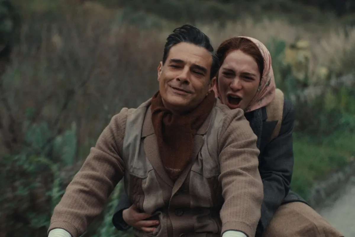 Ludovica Martino e Marco Leonardi in una scena emozionante su una moto nel film Il mio posto è qui