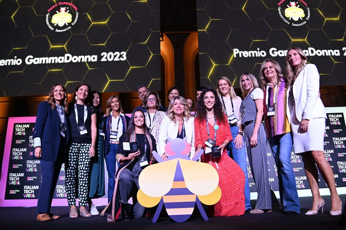 Gruppo di donne premiate al Premio GammaDonna 2023 durante l’Italian Tech Week, fotografate sul palco con il logo dell’evento