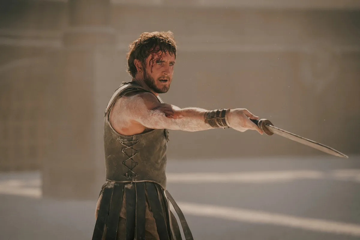 Guerriero con tunica romana e spada insanguinata pronto a combattere nell’arena, tratto dal film Il Gladiatore II.