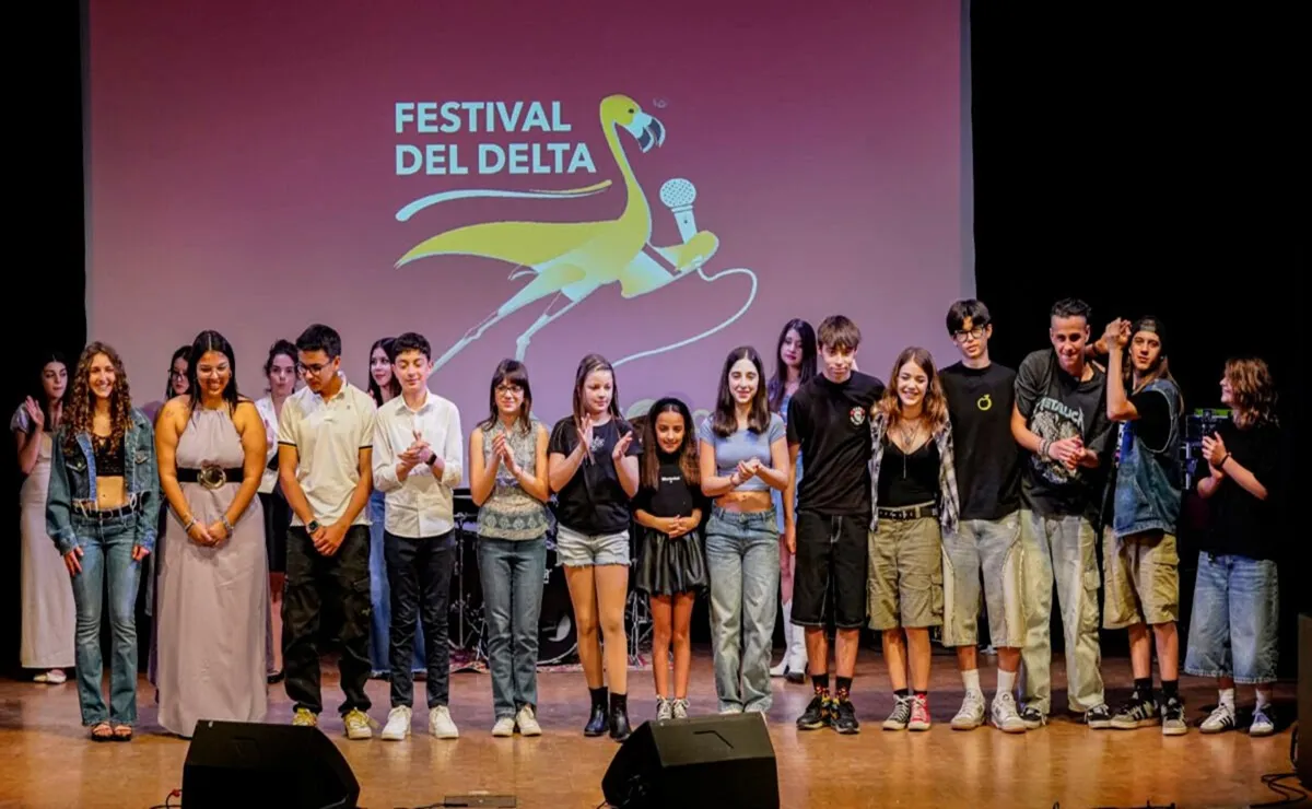 Gruppo di giovani finalisti sul palco del Festival del Delta, davanti al logo del Golden Flamingo 2025