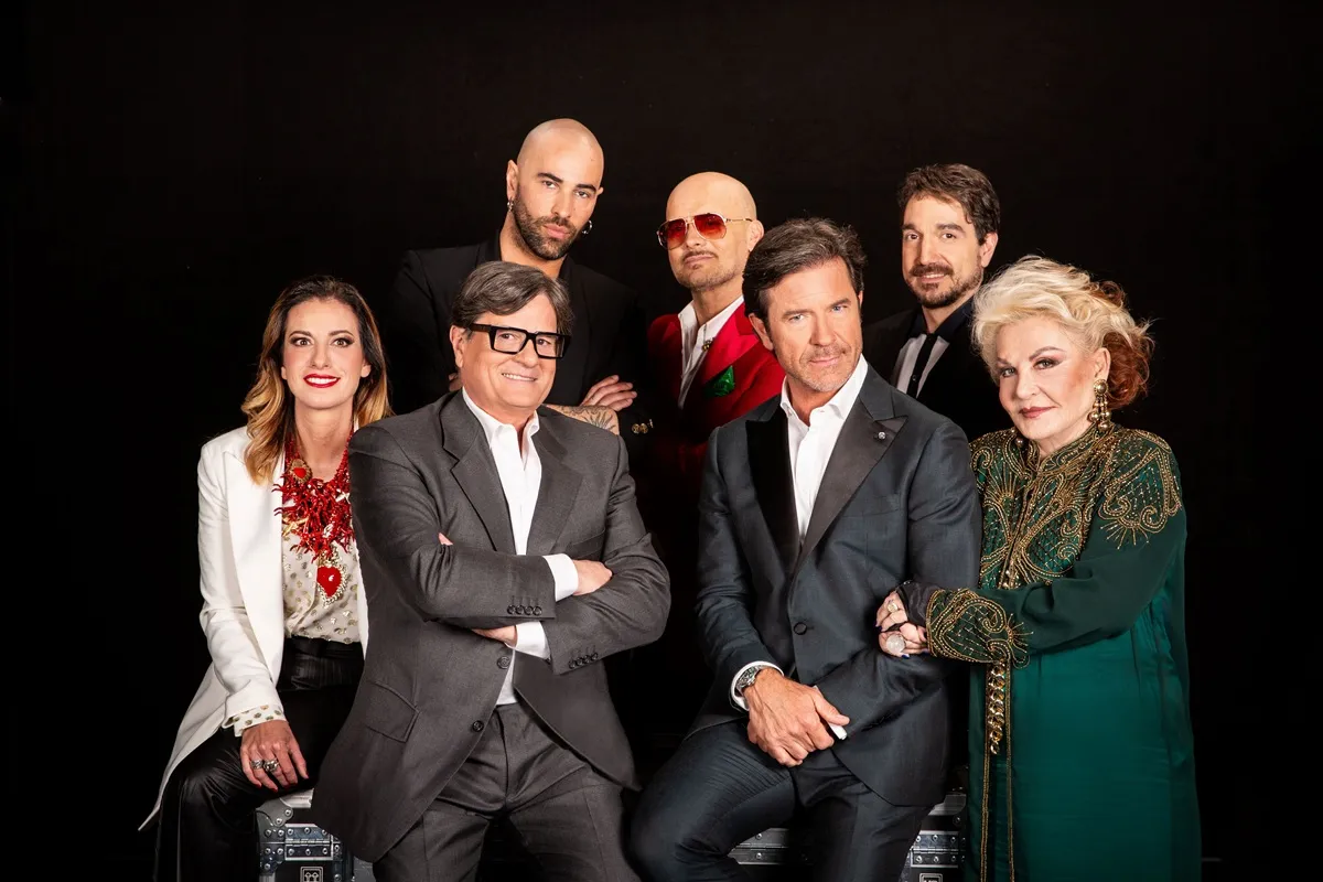 Cast de "Denaro o Spazzatura – La Notte dei Tesori" com Paolo Conticini e especialistas, prontos para novos leilões temáticos de objetos raros e valiosos.