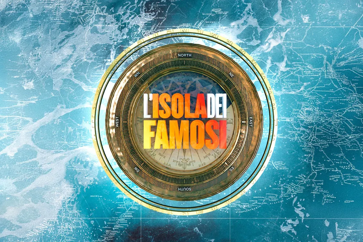 Logo circolare con bussola dorata e scritta “L’Isola dei Famosi” in gradiente arancione-rosso su mappa oceanica blu.