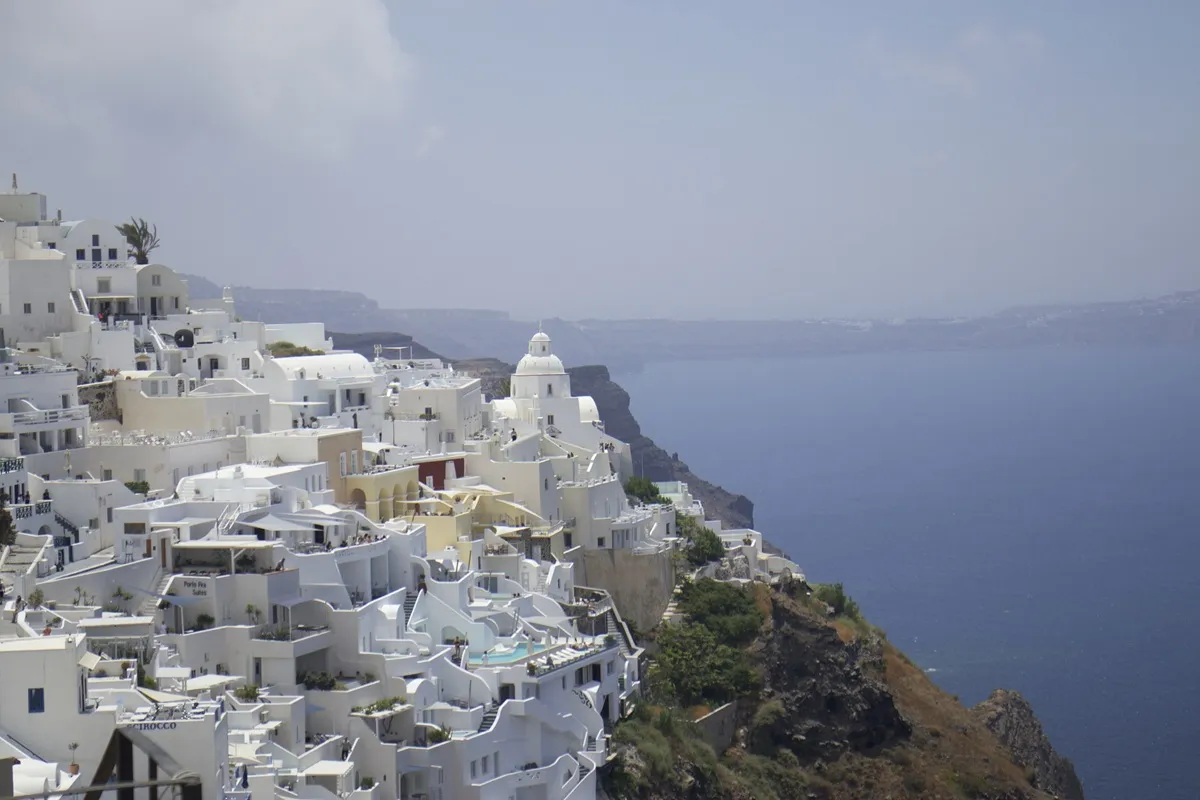 Case bianche arroccate sulla scogliera di Santorini che si affaccia sul Mar Egeo