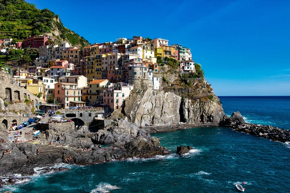 Veduta panoramica dei pittoreschi villaggi color pastello aggrappati alle scogliere della Costiera Amalfitana sul mare turchese