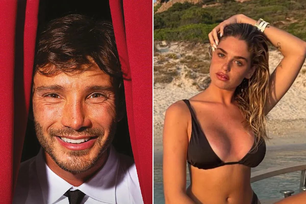 Stefano De Martino sorride dietro un tendaggio rosso a sinistra e Caroline Tronelli in bikini nero posa sul ponte di uno yacht con la costa della Sardenia sullo sfondo