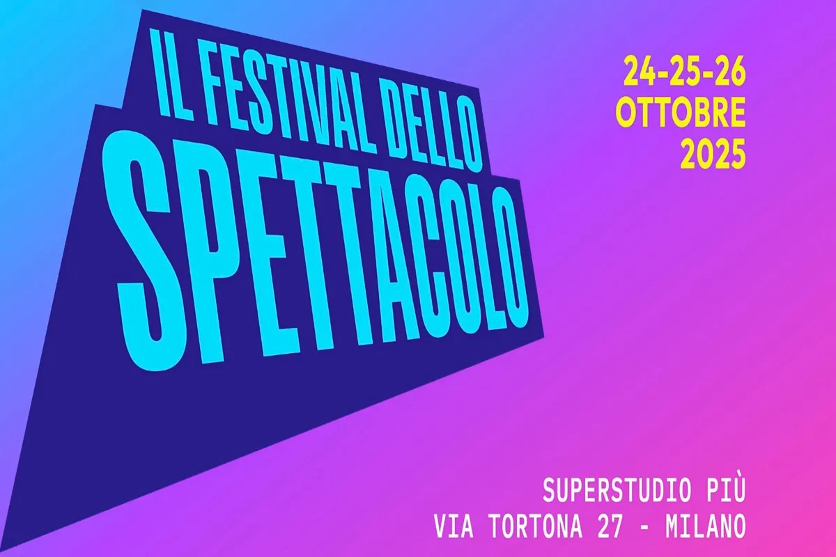 Grafica promozionale del Festival dello Spettacolo 2025 con date 24-25-26 ottobre e luogo Superstudio Più, Via Tortona 27 a Milano, su sfondo sfumato viola e blu.