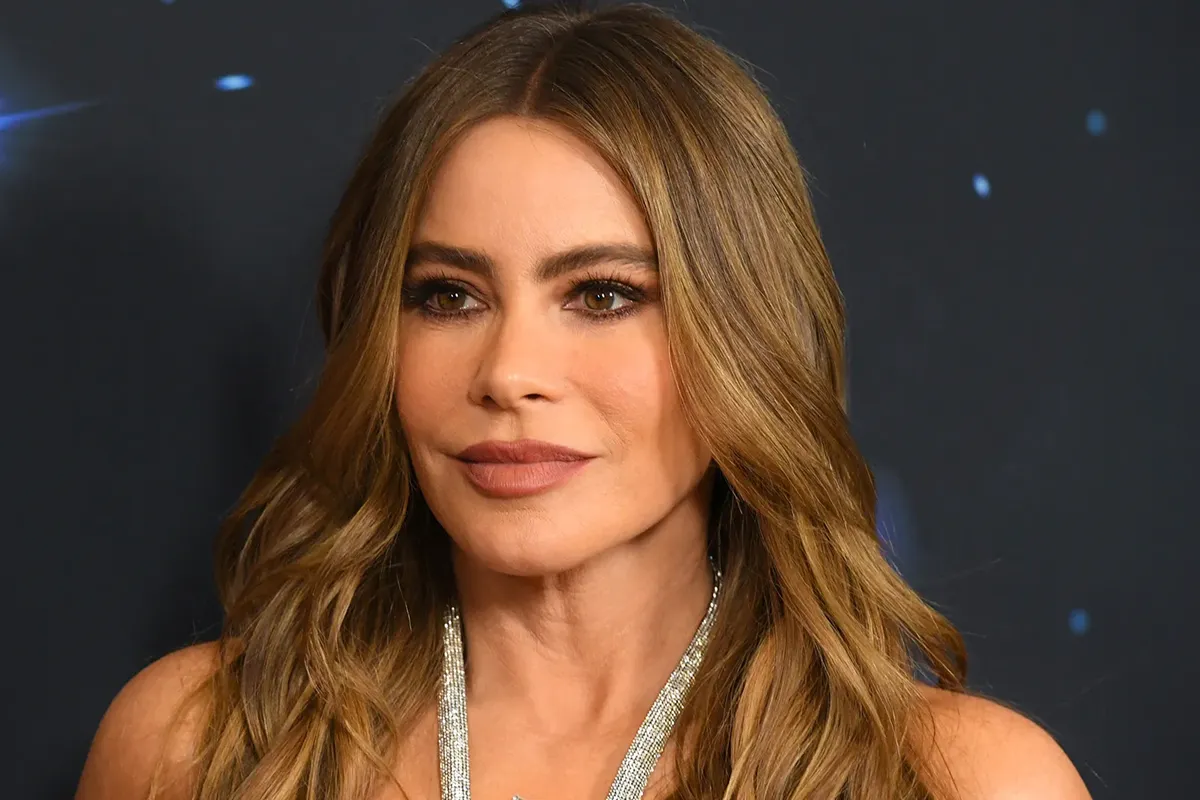 Primo piano di Sofía Vergara sul red carpet di America’s Got Talent, in abito elegante con capelli sciolti e make-up luminoso.