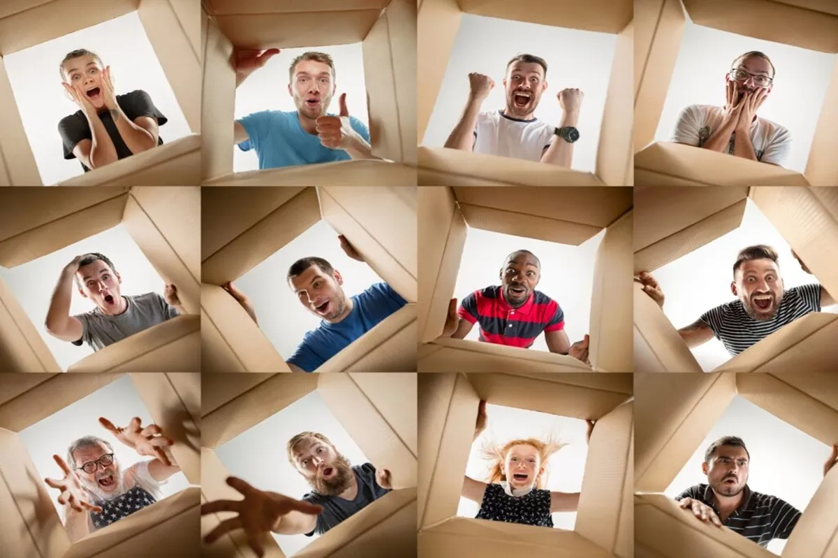 Collage di dodici persone di diverse età ed etnie che, con espressioni di sorpresa, gioia e stupore, guardano dall’interno di una scatola di cartone verso la fotocamera.