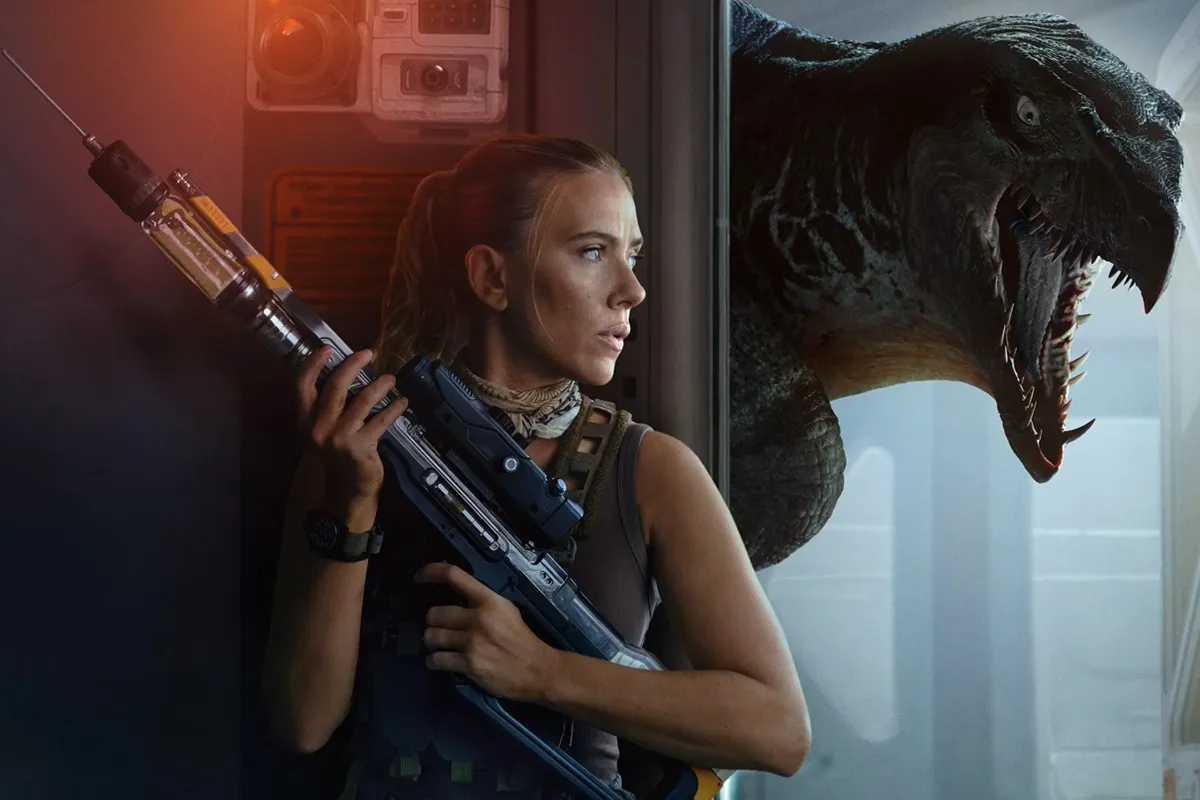 Scarlett Johansson armata e in allerta con un dinosauro feroce dietro di lei in una scena intensa di Jurassic World Rebirth.