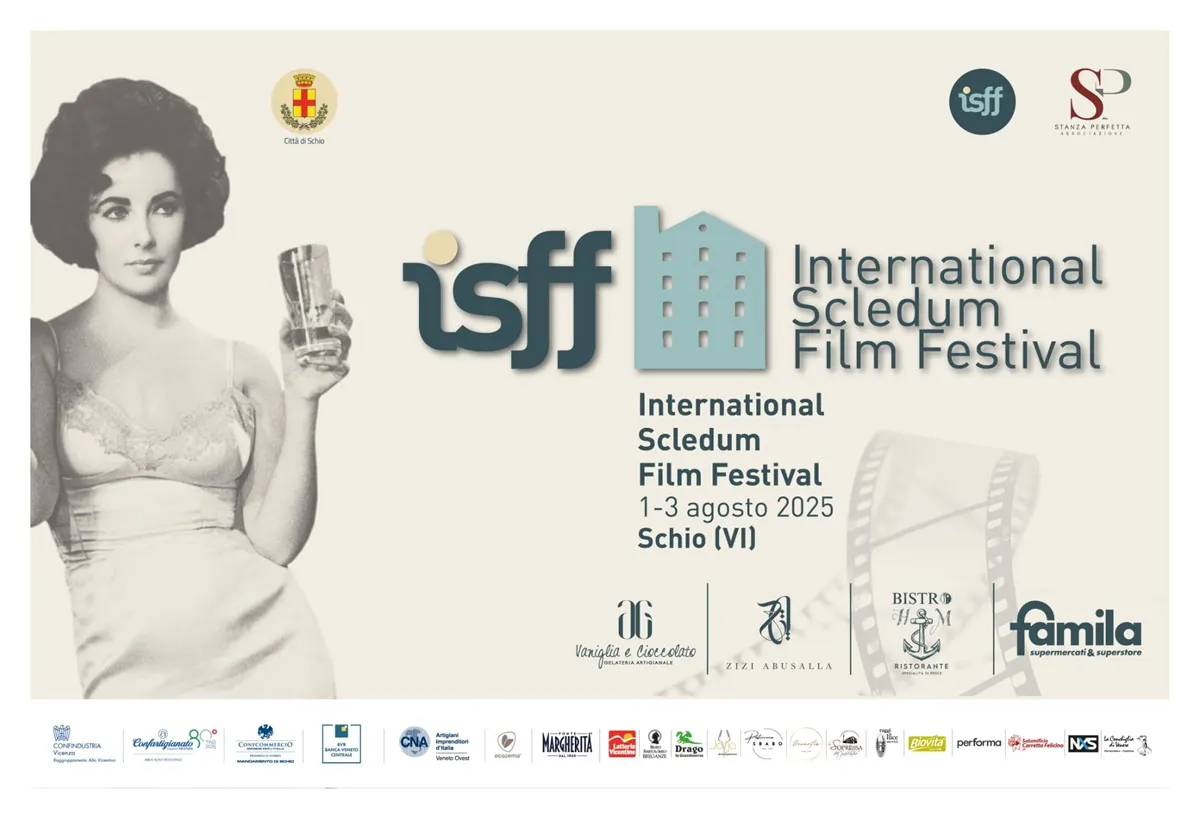 Locandina vintage dell’International Scledum Film Festival 2025 con ritratto in bianco e nero di una donna che tiene un bicchiere, logo “isff” stilizzato, date “1‑3 agosto 2025”, città “Schio (VI)” e fila di loghi sponsor in basso.