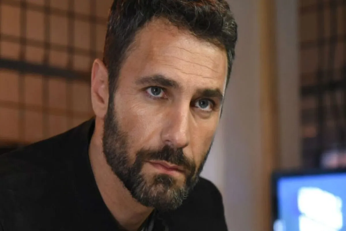 Close-up do ator Raoul Bova com barba e cabelo grisalho, olhar sério e penetrante, para ilustrar informações sobre a "raoul bova eta".