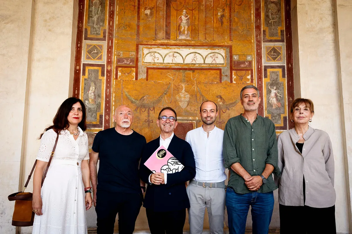 Gruppo di sei persone in piedi davanti a un affresco antico al Ninfeo di Villa Giulia, tra cui il presidente di giuria Donatella di Pietrantonio e i candidati finalisti del Premio Strega 2025.