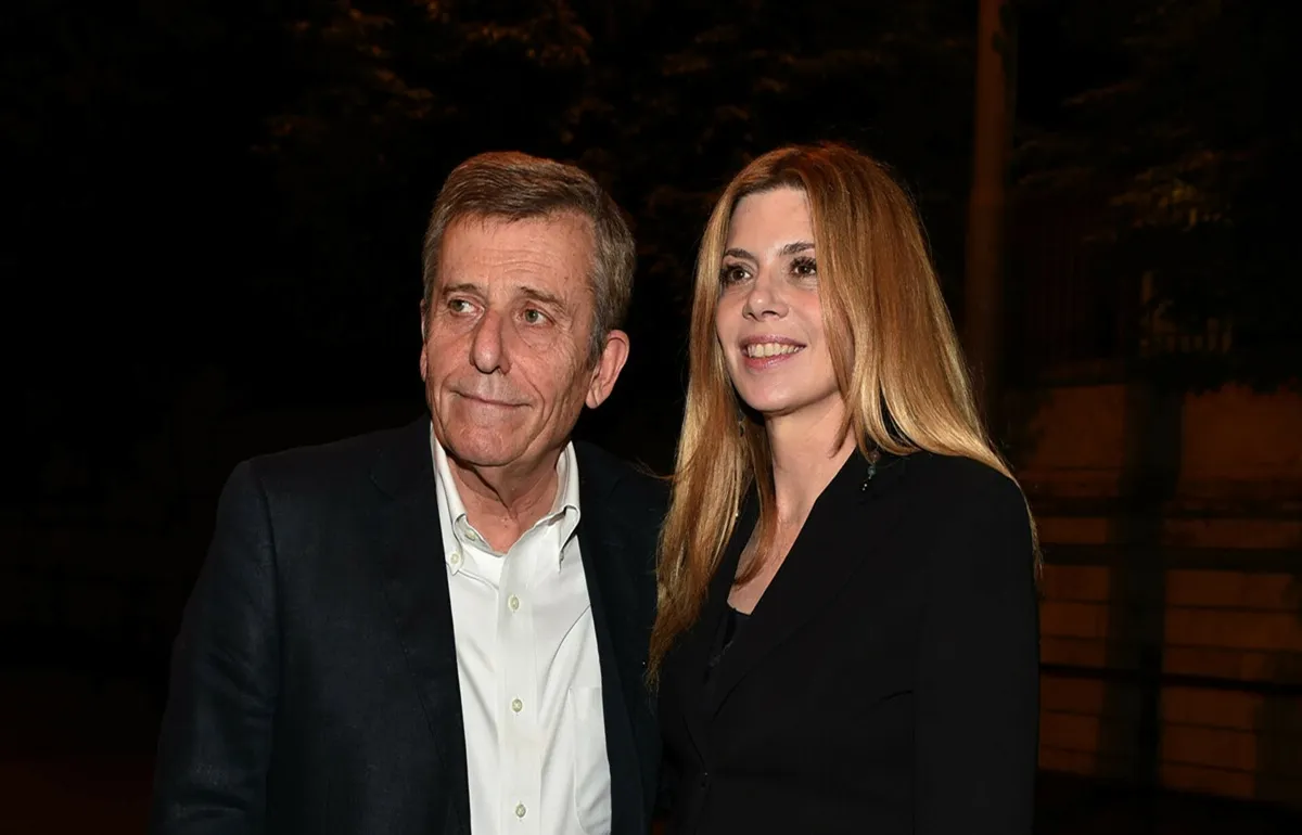 Benedicta Boccoli e Maurizio Micheli sorridenti insieme durante una serata a Roma