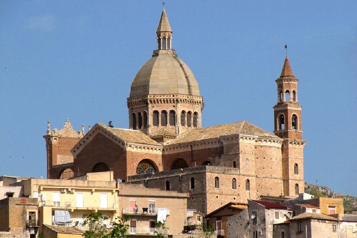 Duomo di Favara, maestosa chiesa in Sicilia con cupola imponente e campanile, esempio di architettura religiosa e patrimonio culturale.