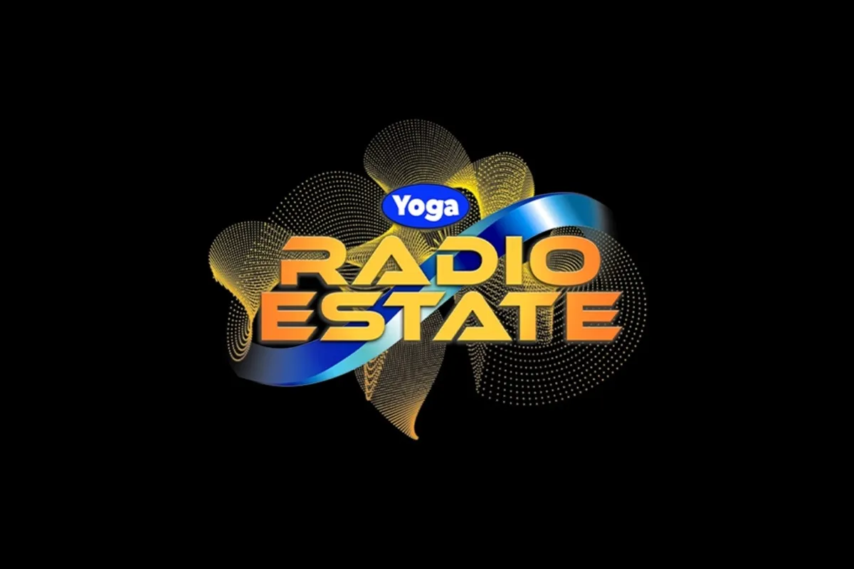 Logo ufficiale di Yoga Radio Estate con scritta arancione e sfumature blu e gialle su sfondo nero, design moderno con elementi grafici circolari.