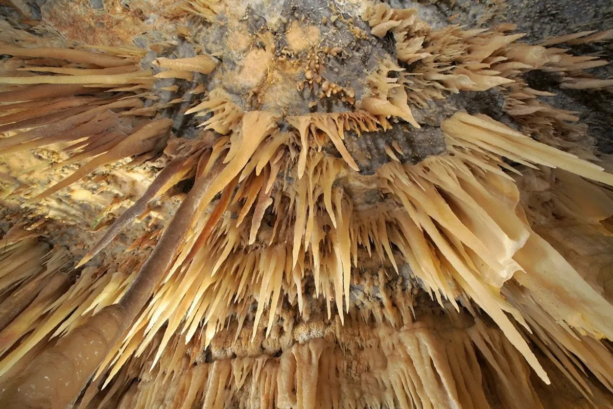 Formazioni di stalattiti appuntite e affascinanti all’interno delle Grotte di Castellana, in Puglia, Italia.