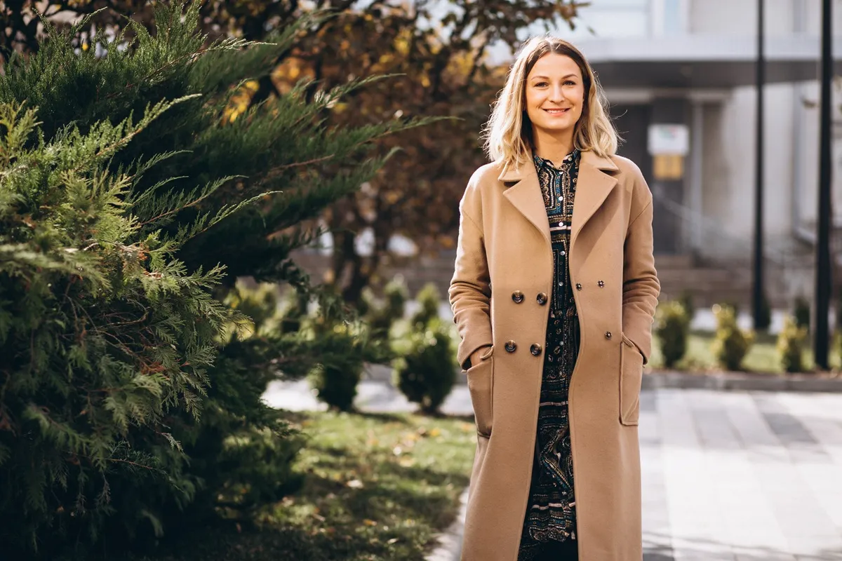 Cappotto elegante da donna color cammello – stile classico e chic per l’autunno