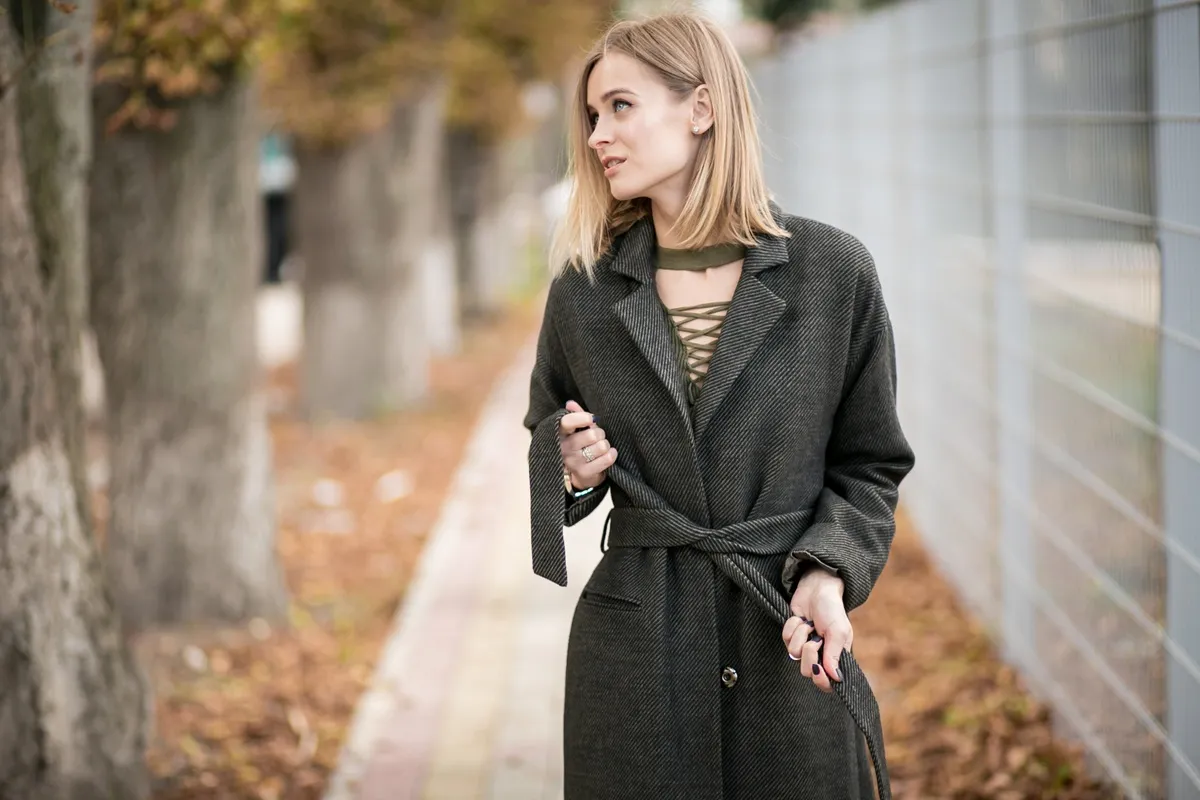 Cappotto lungo grigio da donna – eleganza urbana per l’autunno