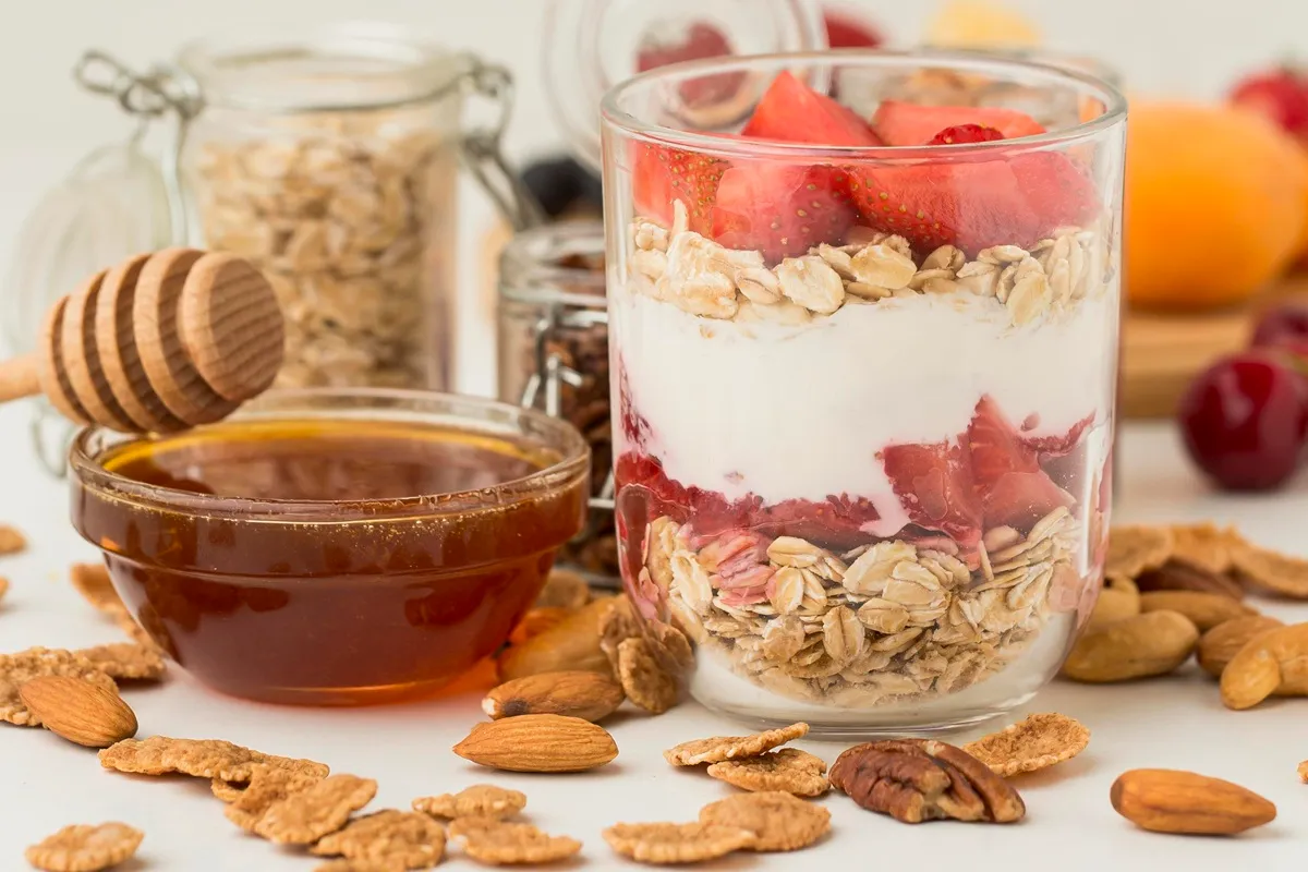 Yogurt con avena, miele e fragole – colazione sana e nutriente