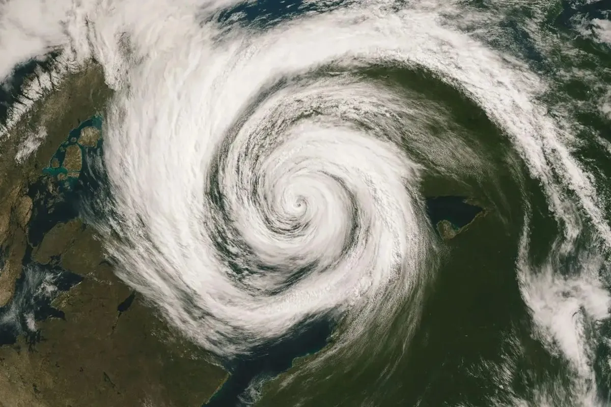 Immagine satellitare del Ciclone Atlantico sopra il Mar Ligure, con un vortice nuvoloso ben definito che si estende dalla Sardegna alla Sicilia, simbolo della forte instabilità atmosferica che colpisce l’Italia.
