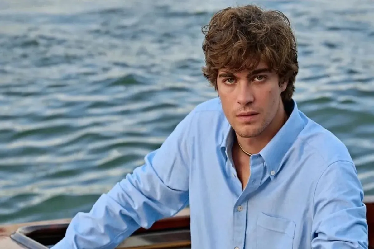 Ritratto maschile all’aperto: eleganza casual in camicia azzurra