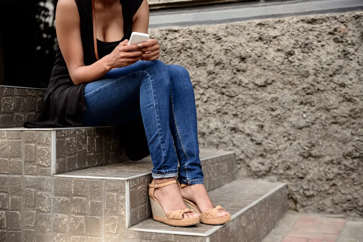 Sandali con zeppa: stile casual e comfort per l’estate