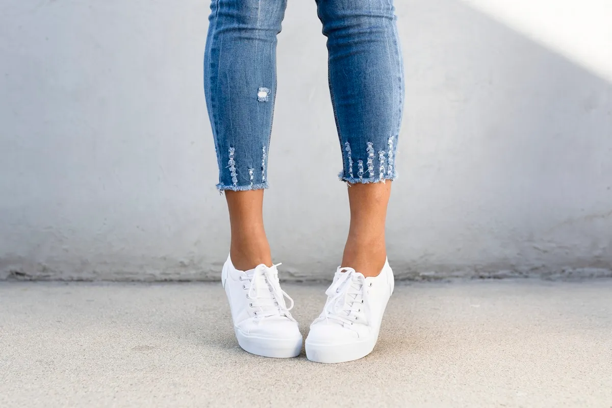 Sneakers bianche basse da donna: look casual e versatile per ogni stagione