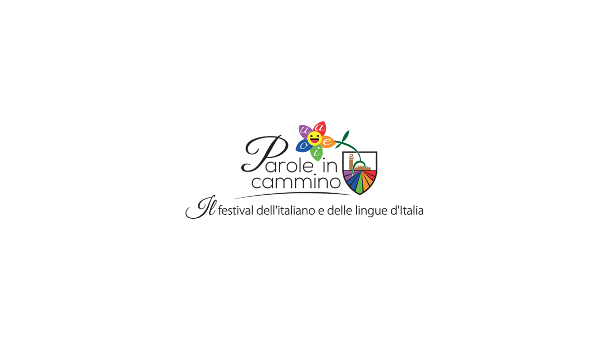 Logo del Festival dell’Italiano e delle Lingue d’Italia “Parole in Cammino”, con una grafica colorata a forma di fiore con le vocali italiane e uno stemma che rappresenta un sentiero arcobaleno verso una torre, simbolo di cultura e dialogo linguistico.