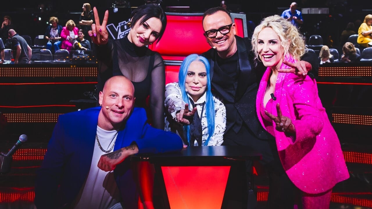Foto dei coach di The Voice Senior 2025: Clementino, Arisa, Loredana Bertè, Nek e Antonella Clerici insieme sul set del programma