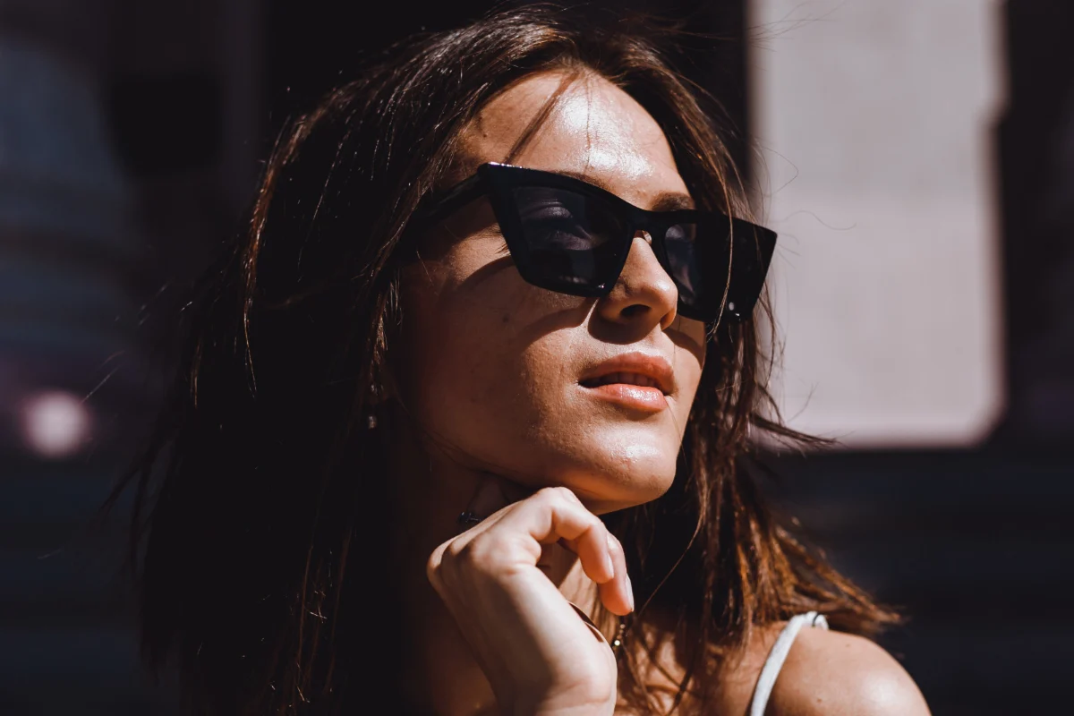 Donna che indossa occhiali da sole