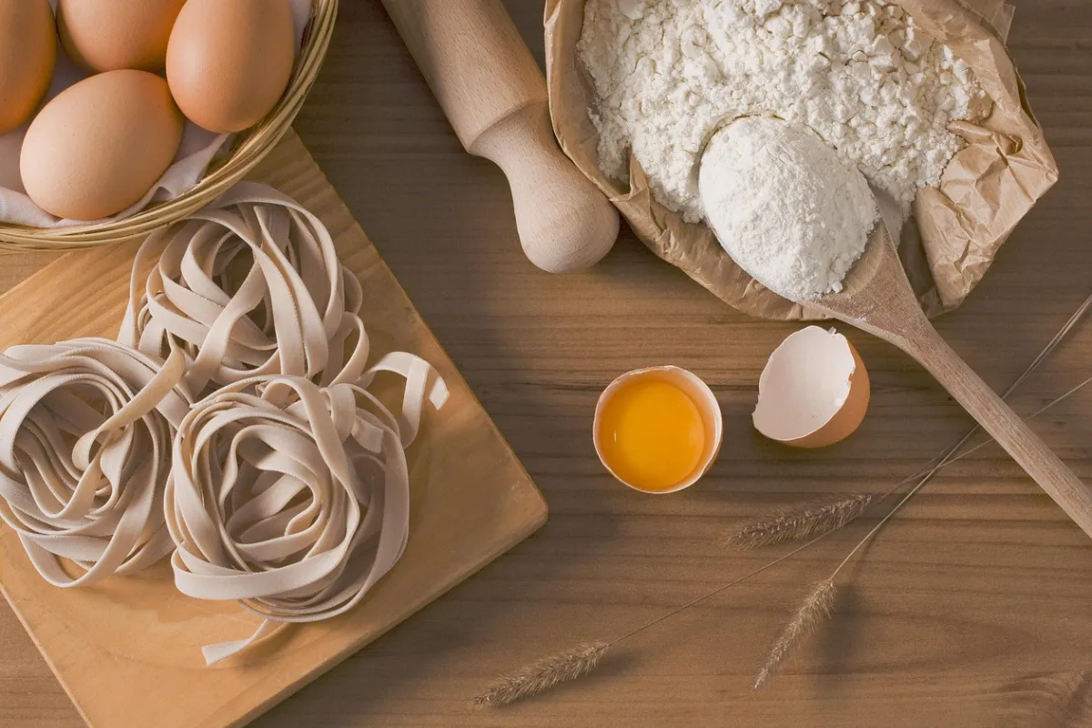 Tavolo con materiali per la preparazione della pasta.