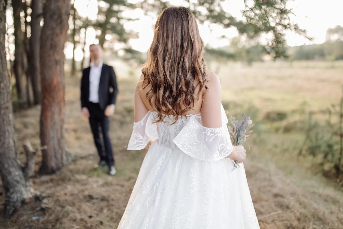 Donna che indossa un abito con la schiena scoperta.