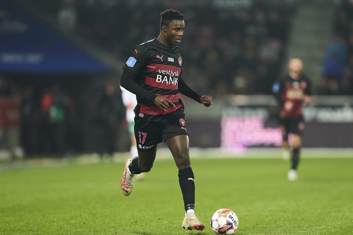 Franculino del Midtjylland corre con il pallone durante una partita di calcio.