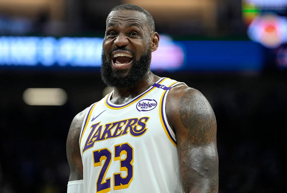 Giocatore dei Lakers con la maglia bianca numero 23 esulta in campo mostrando un’espressione intensa durante una partita NBA.