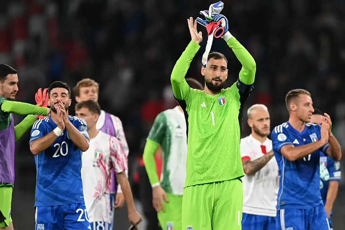 Giocatori della nazionale italiana applaudono i tifosi al termine di una partita.