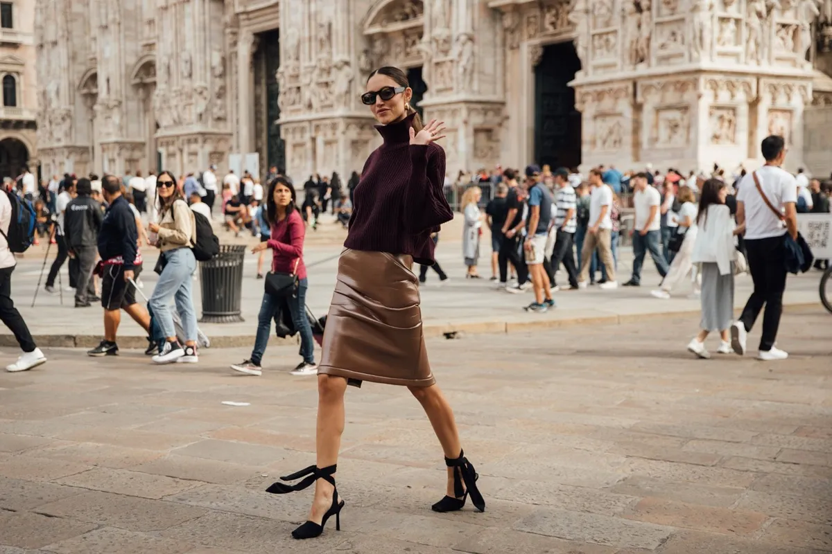 Moda di strada a Milano: eleganza minimal davanti al Duomo