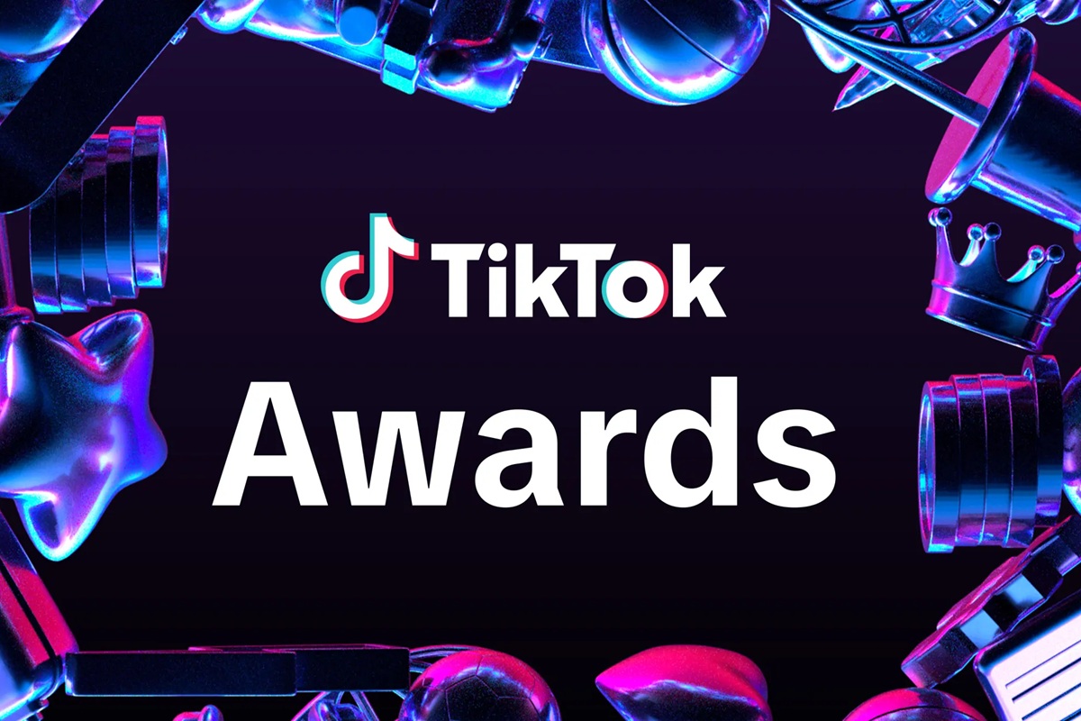 Logo dei TikTok Awards 2025 su sfondo scuro con elementi decorativi metallici e illuminazione neon.