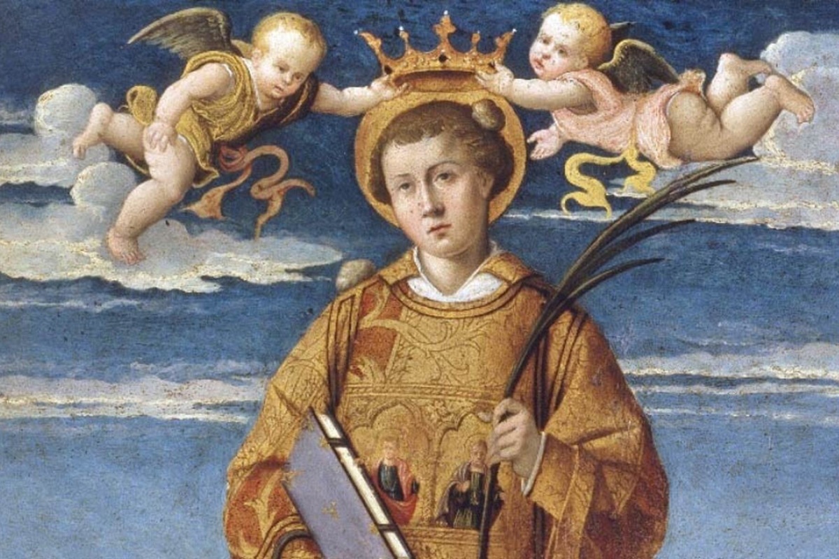 San Stefano Protomartire raffigurato con aureola e palma del martirio, incoronato da due angeli in un dipinto religioso rinascimentale