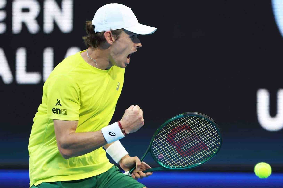 Alex de Minaur esulta stringendo il pugno durante uno scambio intenso in una partita di tennis su campo duro