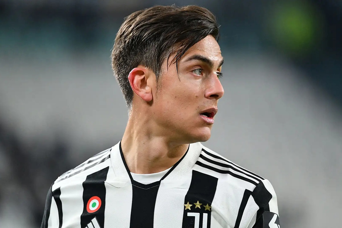 Calciatore della Juventus con maglia bianconera che guarda lateralmente durante una partita di calcio