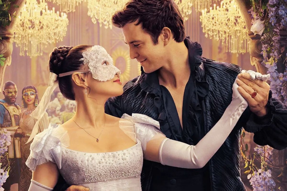 Coppia elegante che danza a un ballo in maschera, con abiti raffinati, maschera bianca femminile e lampadari dorati in un salone aristocratico.